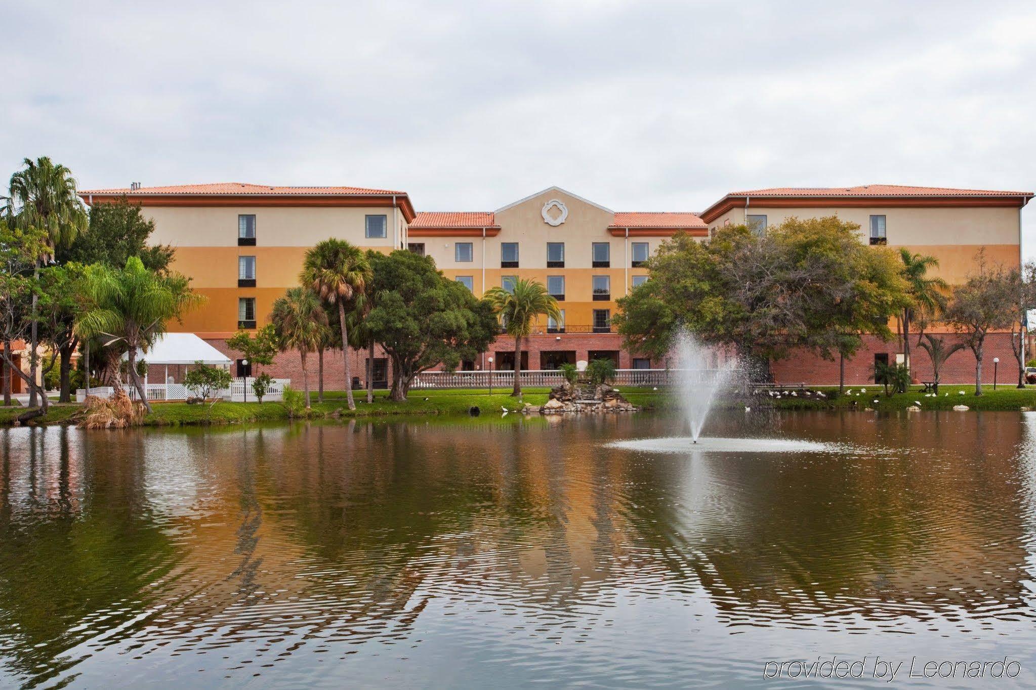 Country Inn & Suites By Radisson, Rj Stadium - Tampa Airport East Exterior foto